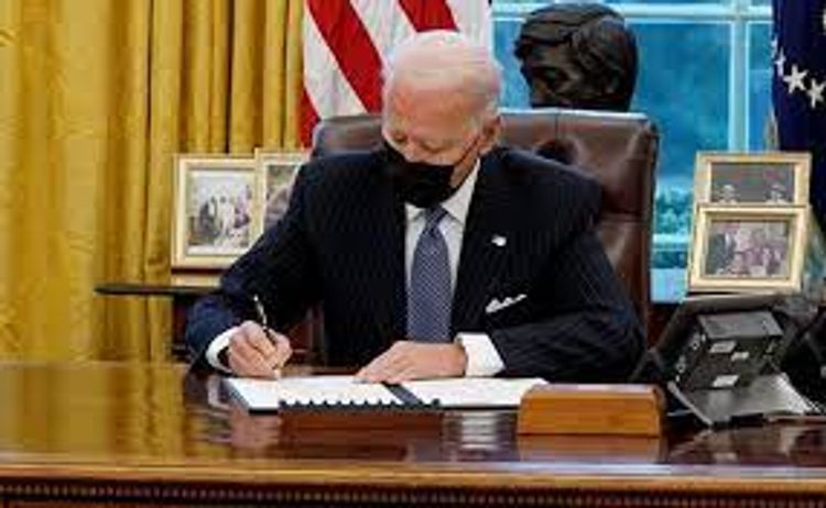 Biden signs order on introducing sanctions against Russia