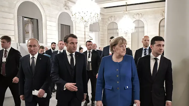 Макрон, Меркель и Зеленский обсудят напряженность в отношениях с Россией