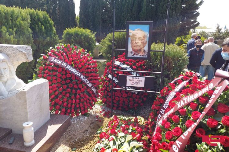 Президент Азербайджана и первая леди Мехрибан Алиева прислали венок на похороны Эльдара Гулиева – ФОТО