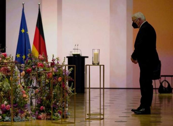 German president speaks of deep wounds on day of national mourning