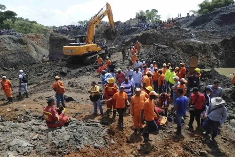 Спасатели Колумбии достали из шахты тела 11 горняков