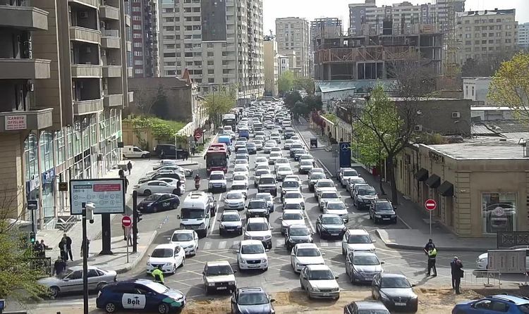 В Баку задерживается движение автобусов по 11 маршрутам