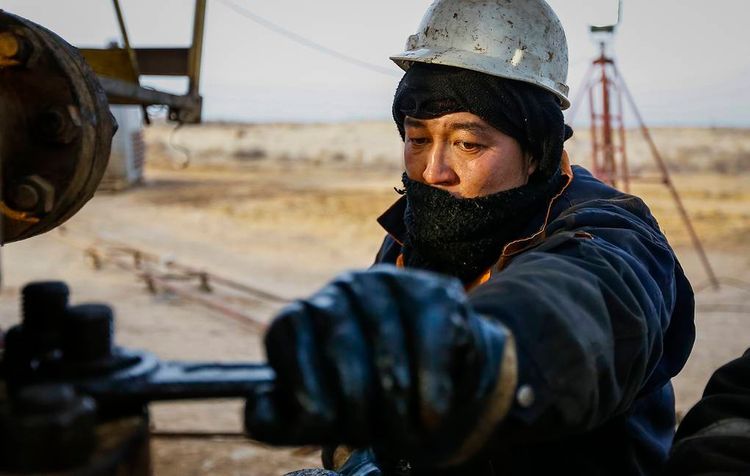 Кабмин Казахстана повысил прогноз цены на нефть в бюджете на 2021 год до $50 за баррель