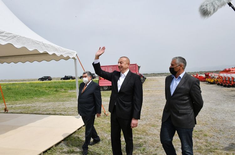 Президент Ильхам Алиев понаблюдал за процессом посева на хлопковом поле в Гаджигабуле - ОБНОВЛЕНО