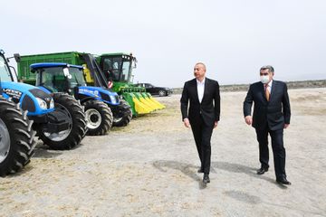 Prezident İlham Əliyev Hacıqabulda pambıq tarlasında səpin prosesini izləyib - YENİLƏNİB
