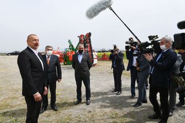 Prezident İlham Əliyev Hacıqabulda pambıq tarlasında səpin prosesini izləyib - YENİLƏNİB
