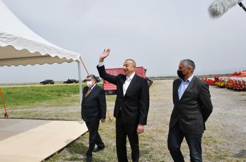Prezident İlham Əliyev Hacıqabulda pambıq tarlasında səpin prosesini izləyib - YENİLƏNİB
