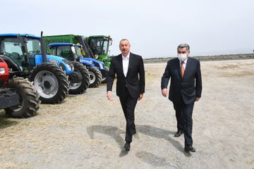 Prezident İlham Əliyev Hacıqabulda pambıq tarlasında səpin prosesini izləyib - YENİLƏNİB