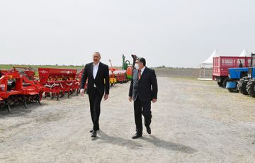 Prezident İlham Əliyev Hacıqabulda pambıq tarlasında səpin prosesini izləyib - YENİLƏNİB