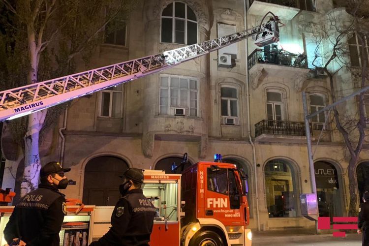 В Баку в четырехэтажном здании произошел пожар - ФОТО