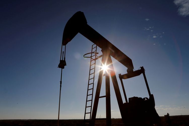 Oil falls 3rd day on U.S. stock build, surging COVID-19 cases