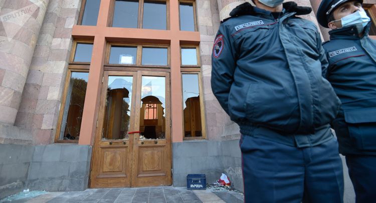 Противники Пашиняна провели акцию протеста у здания правительства