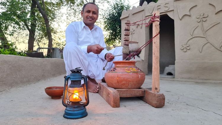 Villager becomes Internet sensation for showcasing Pakistani cuisine and country life