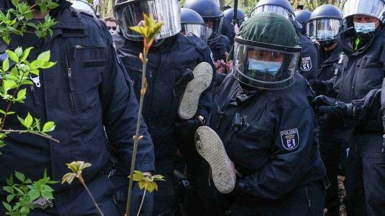 В Берлине 29 полицейских пострадали во время акций протеста
