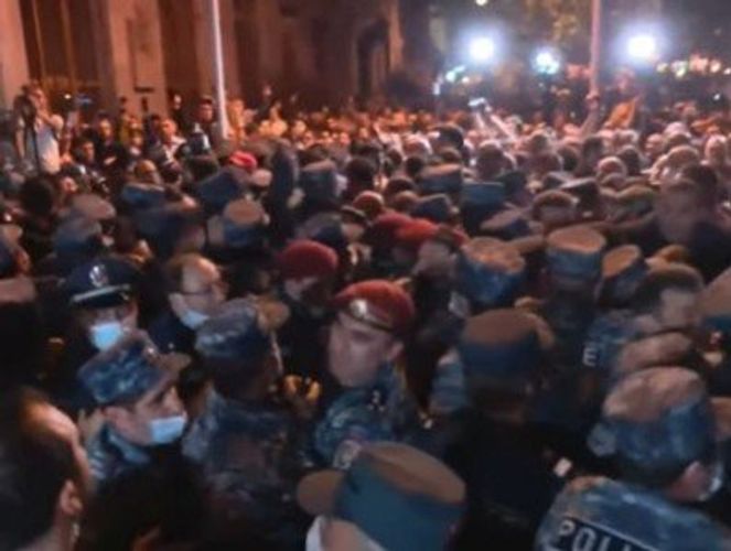 Armenian police apprehend 14 participants of protest in front of Prosecutor General