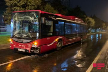 В Баку столкнулись два автобуса Bakubus - ФОТО