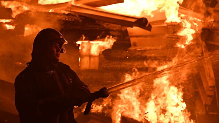В Челябинской области РФ три человека погибли при пожаре в жилом доме