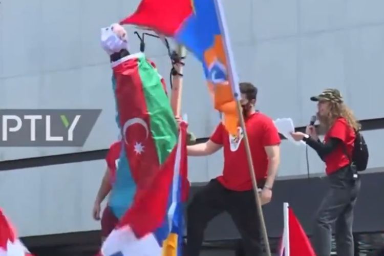 Ermənilər Los Ancelesdə Azərbaycan bayrağına bükülmüş manekeni etnik zorakılığa çağırışlarla “edam” ediblər - VİDEO