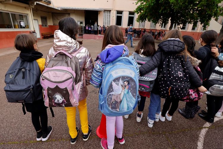 French primary pupils return to school despite high COVID numbers