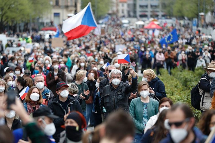 Thousands of Czechs rally against President Zeman over Russia views