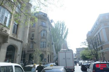 Bakıda tarixi binanın damında qeyri-qanuni tikilmiş mansard sökülür - FOTO - VİDEO