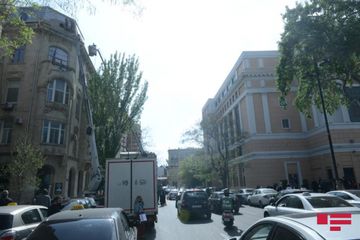 Bakıda tarixi binanın damında qeyri-qanuni tikilmiş mansard sökülür - FOTO - VİDEO