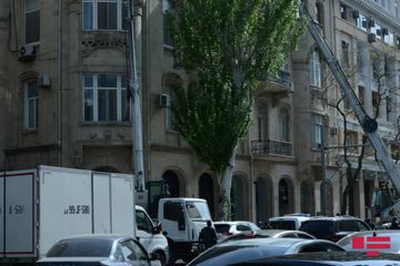 Bakıda tarixi binanın damında qeyri-qanuni tikilmiş mansard sökülür - FOTO - VİDEO