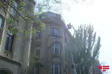 Bakıda tarixi binanın damında qeyri-qanuni tikilmiş mansard sökülür - FOTO - VİDEO