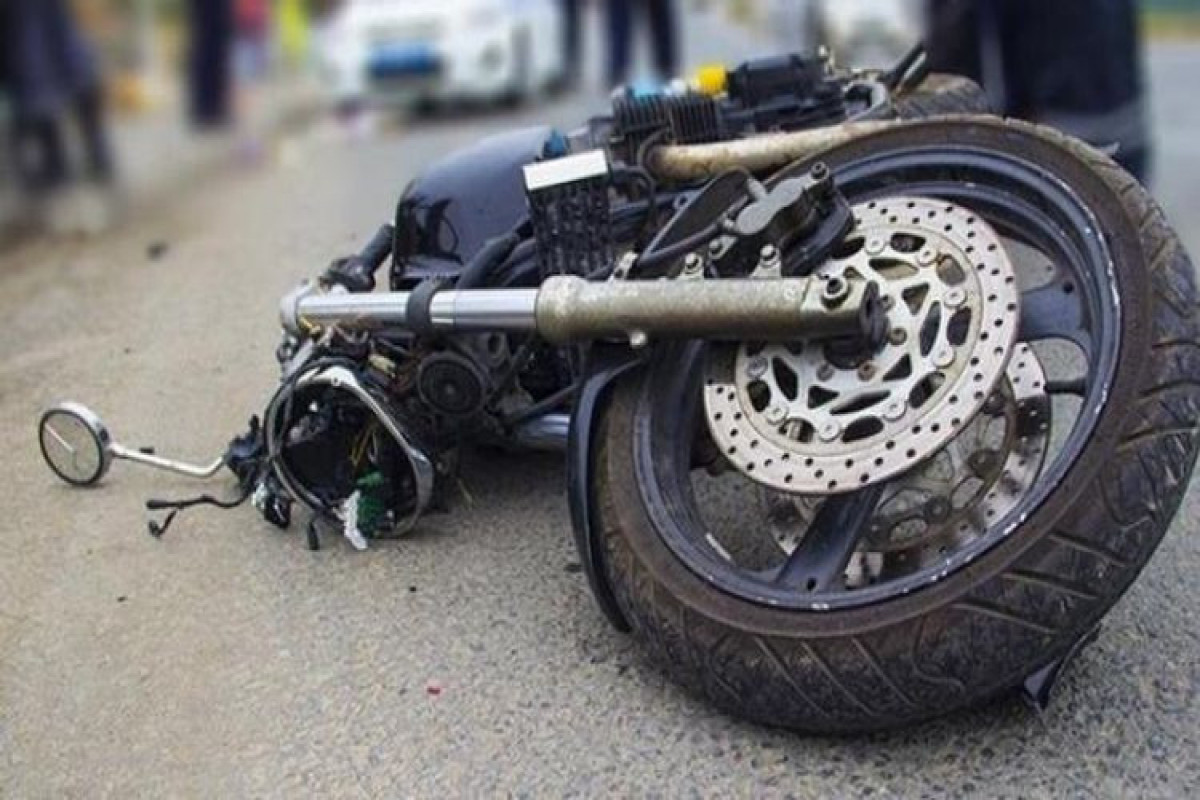 Biləsuvarda motosiklet aşıb, sürücü və sərnişini xəsarət alıb