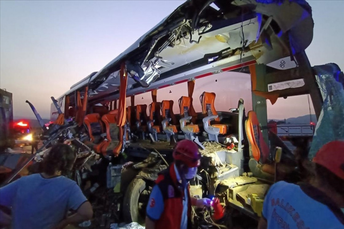 Türkiyədə avtobus yük maşını ilə toqquşub, 6 nəfər ölüb, 37 nəfər yaralanıb