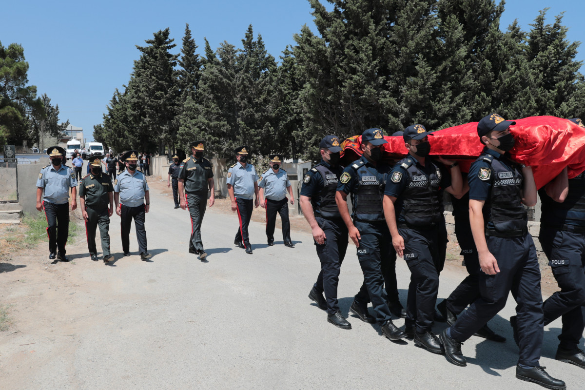 Vilayət Eyvazov polis əməkdaşı ilə vida mərasimində iştirak edib