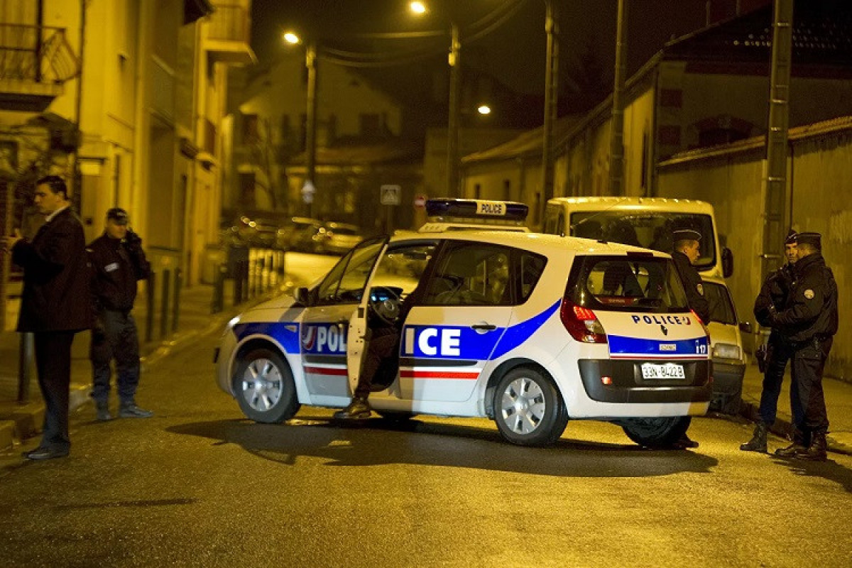 Fransada silahlı şəxs polislərə atəş açıb