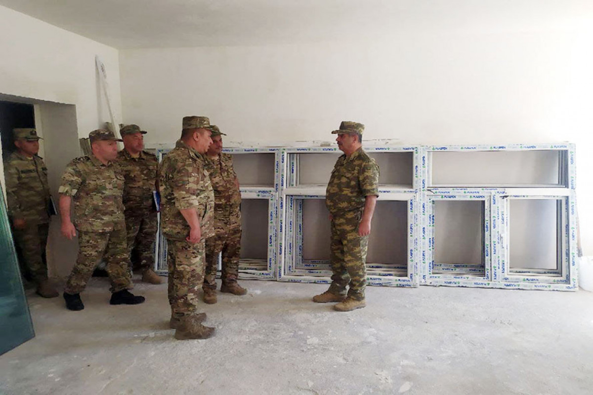 Müdafiə Nazirliyinin rəhbərliyi azad edilmiş ərazilərdə tikintisi davam edən hərbi hissələrdə