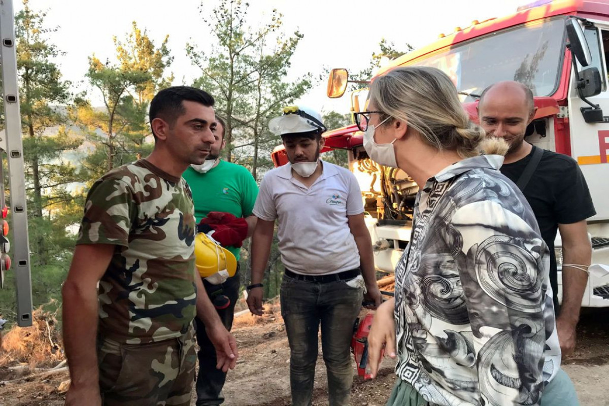 AK Partiya İzmir millət vəkili Ceyda Bölünmez Çankırı azərbaycanlı yanğınsöndürənlərlə