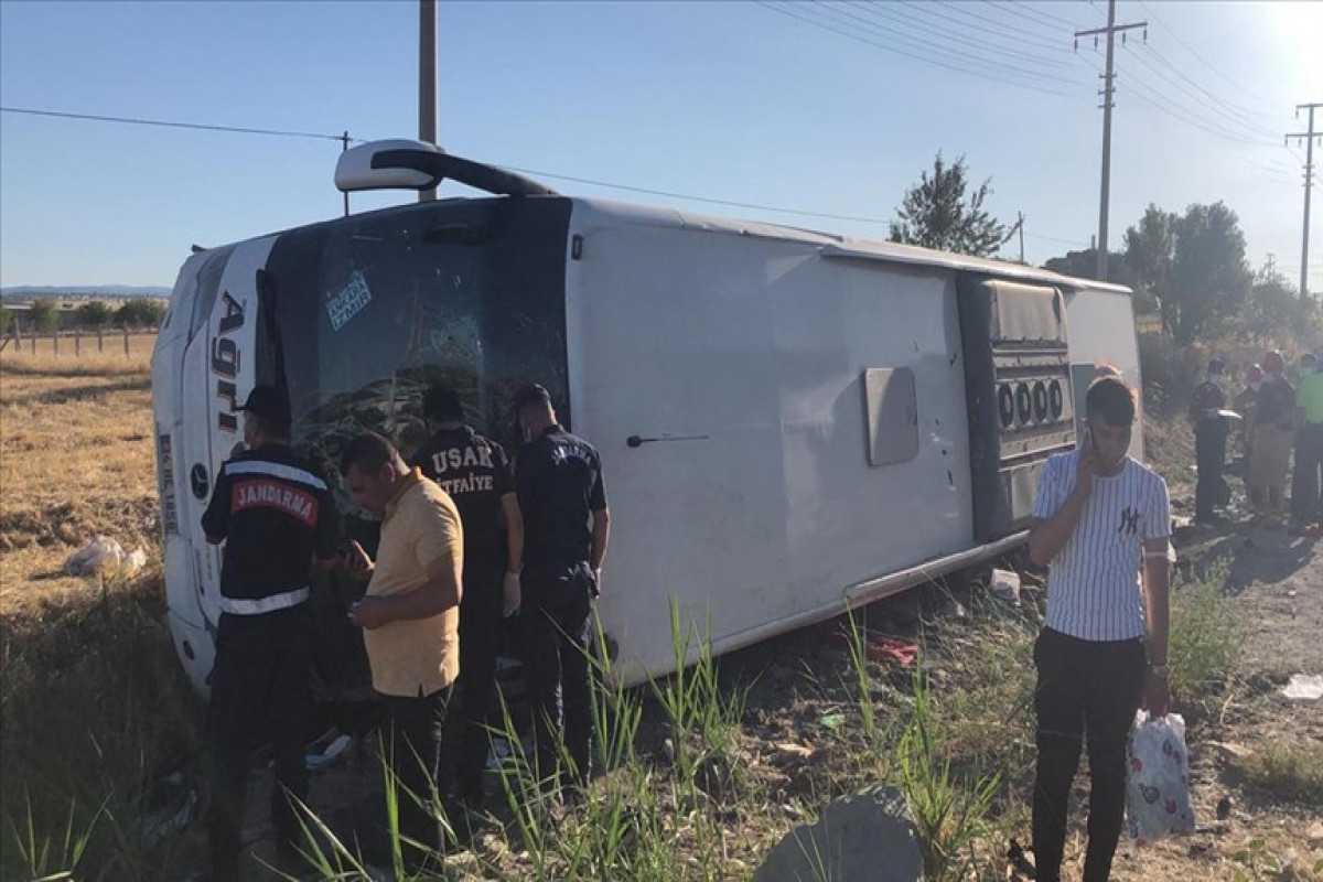 Türkiyədə avtobus aşıb, 33 nəfər xəsarət alıb