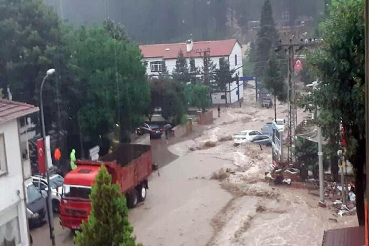 Türkiyənin şimal rayonlarına sel gəlib, ölən və itkin düşən var