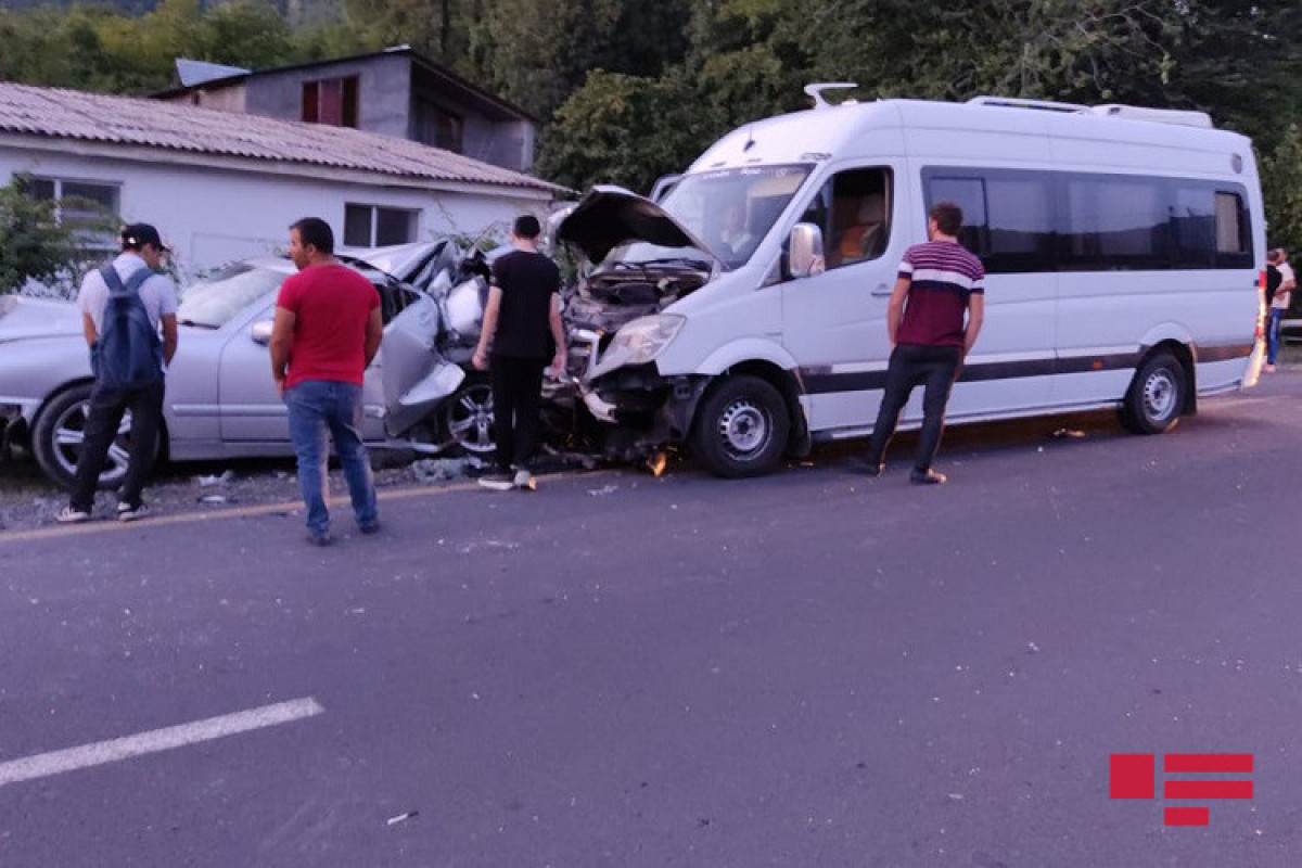 Qaxda mikroavtobus qəza törədib, yaralılar var - FOTO  - YENİLƏNİB 