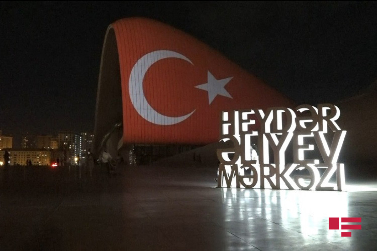 Heydər Əliyev Mərkəzinin binası üzərinə Türkiyənin bayrağı videoproyeksiya olunub - FOTO  - VİDEO  - YENİLƏNİB 