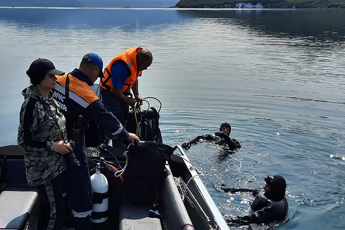 Çində güclü dalğa bir qrup yerli sakini dənizə töküb