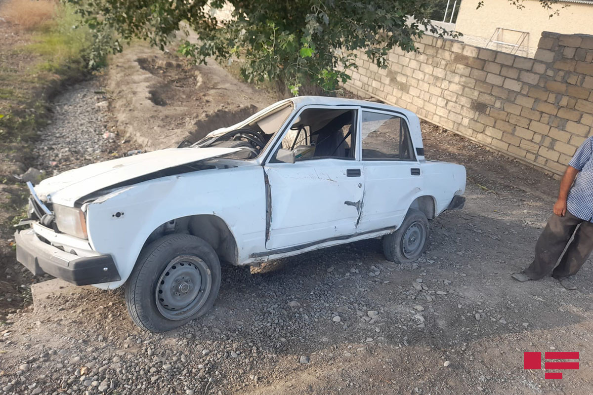 Şəkidə sürücü avtomobili çökəkliyə aşırıb, yaralı var  - FOTO 