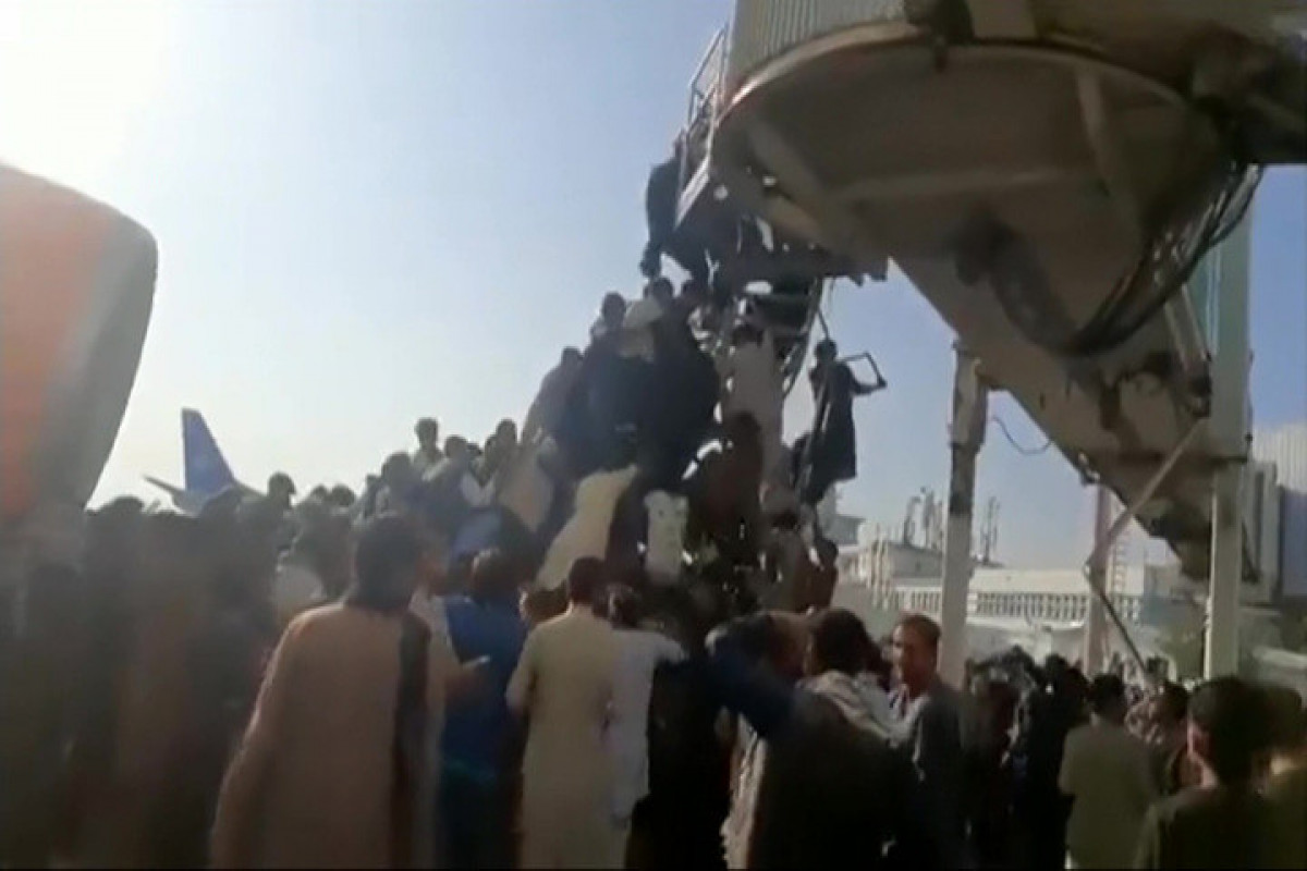 В результате давки и стрельбы в аэропорту Кабула погибли 40 человек