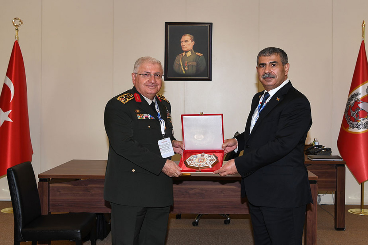 Министр обороны Азербайджана встретился с начальником Генштаба Турции