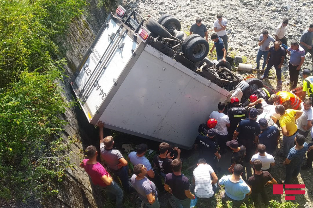 В Загатальском районе грузовик упал с моста-ФОТО 