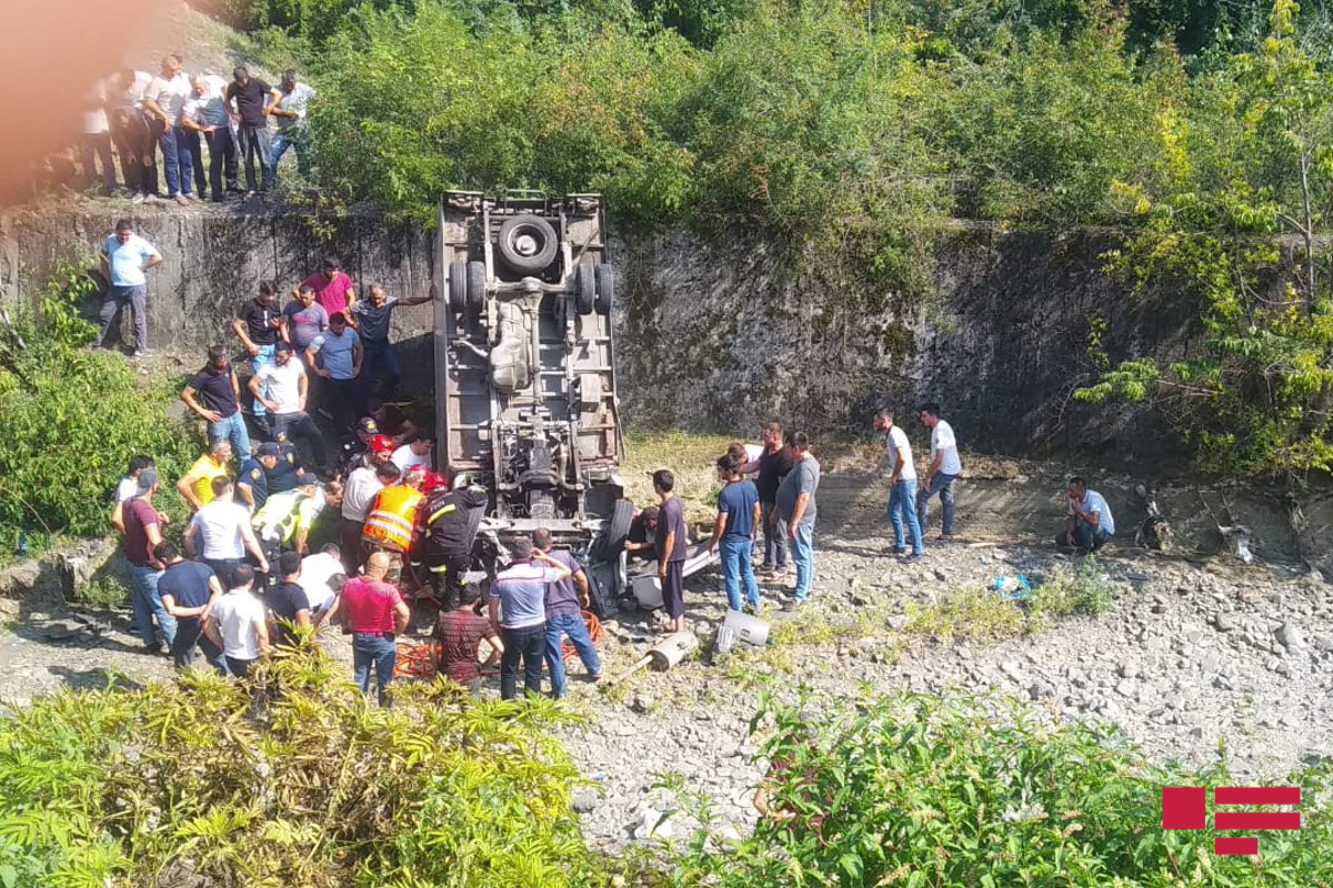 В Загатальском районе грузовик упал с моста-ФОТО 