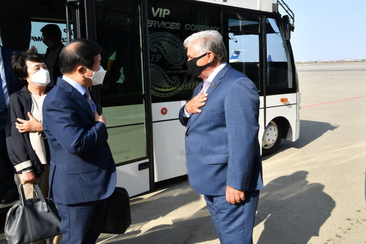 Председатель Национального собрания Кореи прибыл с визитом в Азербайджан