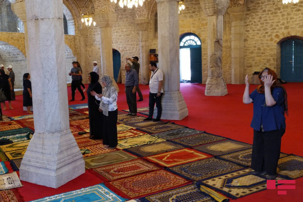 Shusha residents visit Yukhari and Ashaghi Govhar Agha Mosques-PHOTO 
