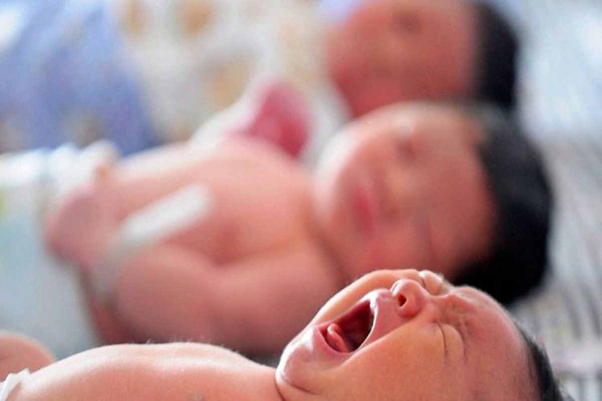 Çində bir ailədə üç uşaq doğulmasına icazə verilib