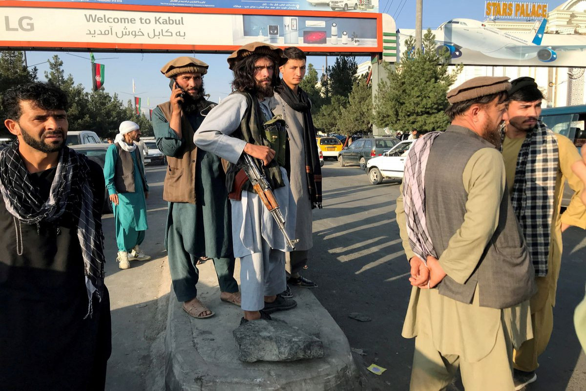 Taliban impose some order around Kabul airport