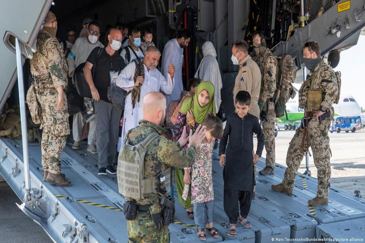 Часть эвакуируемых США афганцев временно разместят на базах в Испании