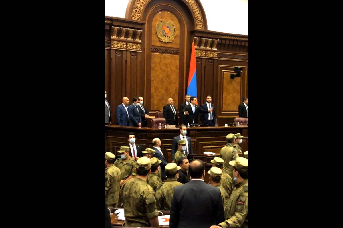 Ermənistan parlamentində kütləvi dava baş verib, deputatlar bir-birinə butulka atıb - VİDEO 